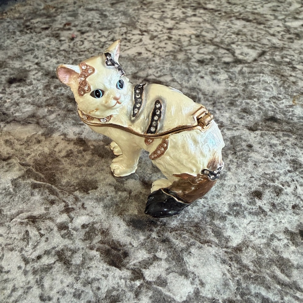 Ceil Collectibles Cat figurine